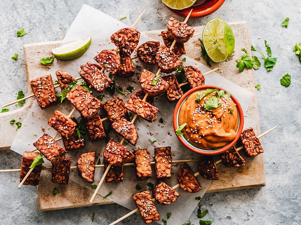 Tempeh på spidd med dippsaus og lime