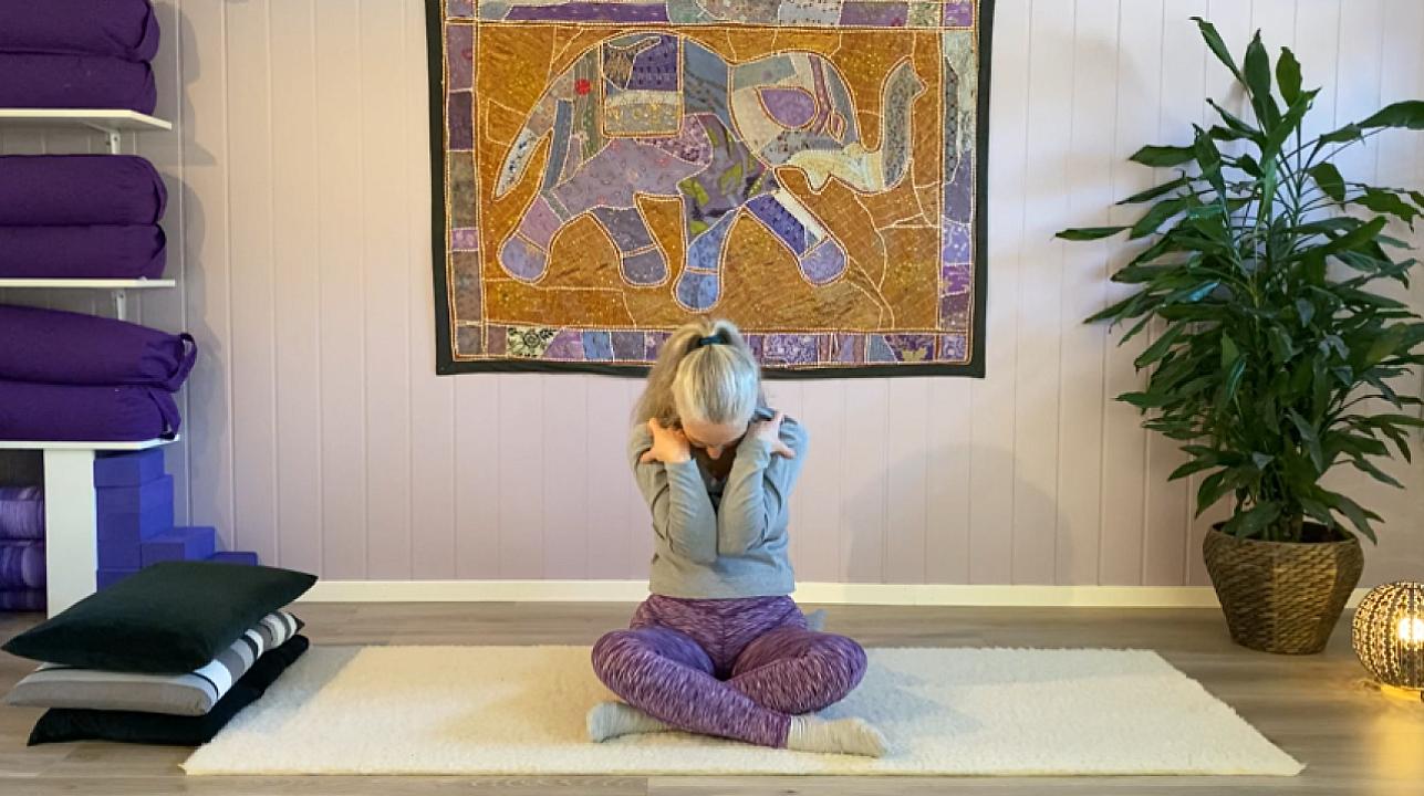 Vondt i hodet? Yoga og mat som hjelper
